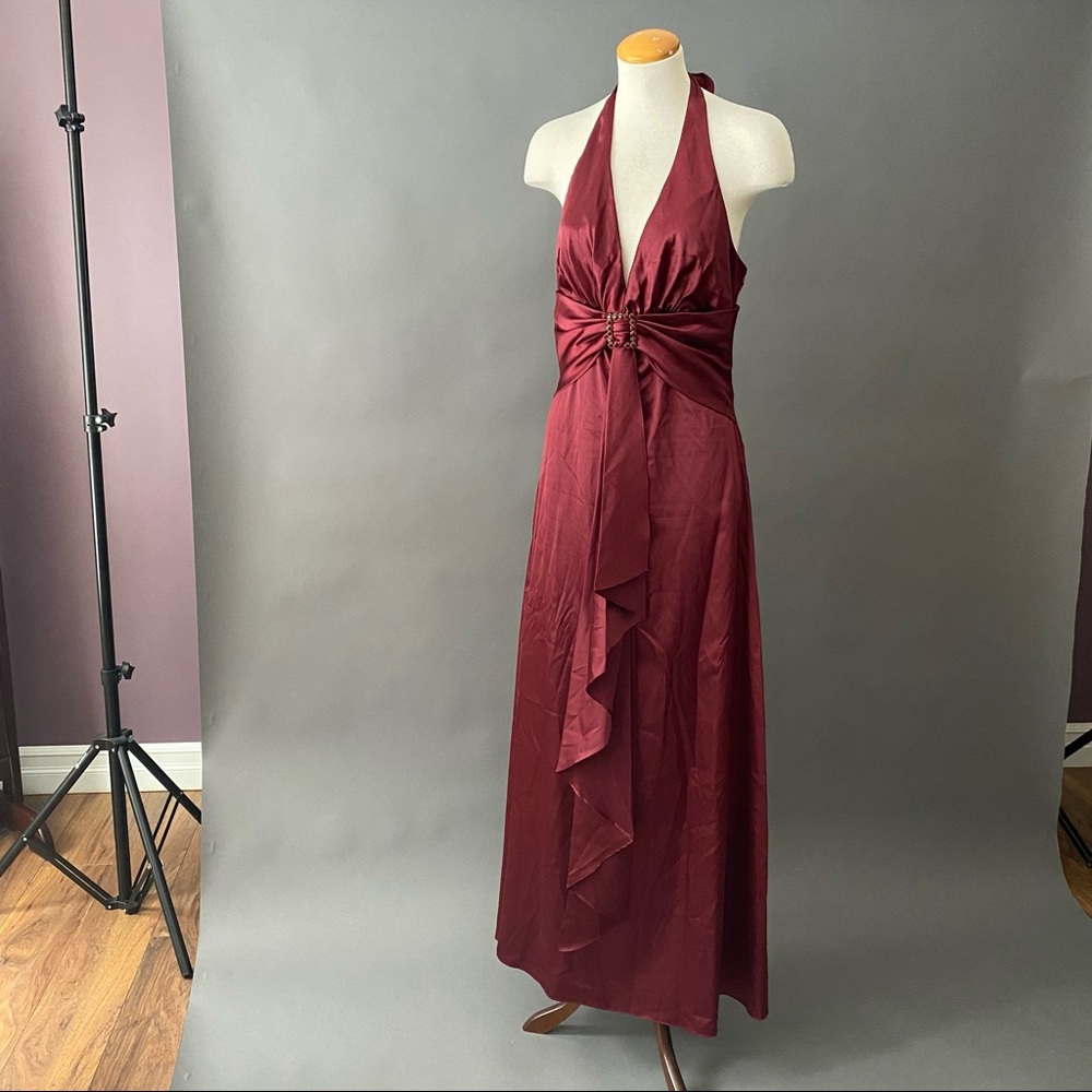 🌟Host pic!🌟Beautiful satin look formal dress. Made in USA.